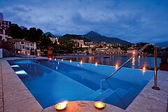 Pool by night Italien Sizilien Belmond Villa Sant Andrea