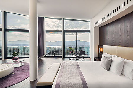 Golf Suite (ca. 170qm) Die großzügige Golf Suite verfügt über drei Zimmer und befindet sich in privilegierte Lage im Obergeschoss des Golf-Flügels. Genießen Sie ein traumhaftes Rundum- Panorama über den Zürichsee, die Alpen und die Stadt auf Ihrer herrlichen Terrasse. Die Badezimmer in der Suite verfügen über Whirlpool-Badewannen.