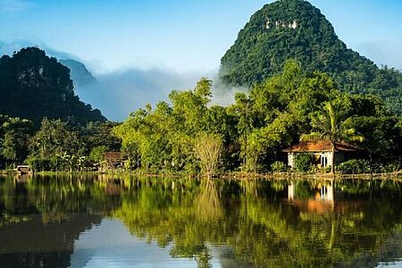 Tam Coc Garden Das Tam Coc Garden Resort in Vietnam ist eine Oase der Schönheit, eingebettet zwischen Reisfeldern und Kalksteinfelsen. Die luxuriösen Bungalows und Villen harmonieren perfekt mit der natürlichen Umgebung und bieten erstklassigen Komfort. Genießen Sie kulinarische Köstlichkeiten, den Pool und die faszinierende Landschaft von Tam Coc.