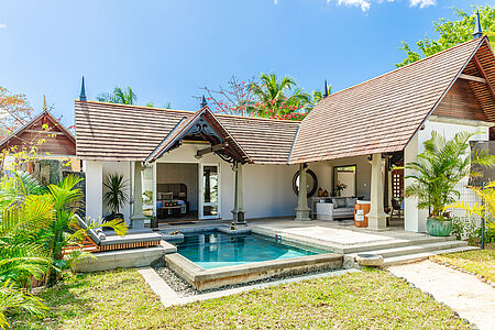 Maradiva Villas Resort & Spa An der Westküste von Mauritius, nahe Flic en Flac, liegt das Maradiva Villas Resort & Spa – ein exklusives Refugium an einem 800 Meter langen Traumstrand. Die großzügigen Villen bieten viel Privatsphäre, jeweils mit Plunge Pool, halboffenem Wohnbereich und Blick auf die Tamarin Bucht. Umgeben von tropischer Natur verspricht das Resort luxuriöse Erholung – ob im Spa mit Ayurveda oder entspannt am Strand.