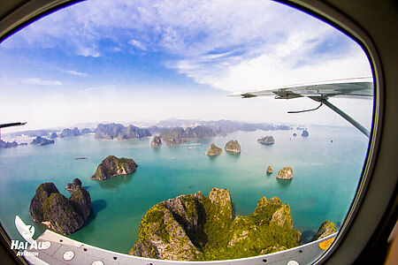 Per Wasserflugzeug in die Halong Bucht Erleben Sie aus der Vogelperspektive die einzigartigen Naturschönheiten und ein malerisches Panorama der Halong Bucht. Das Wasserflugzeug gleitet über die Halong-Bucht, schwebt sanft zwischen mystischen Kalksteininseln. Unten das smaragdgrüne Wasser, ein kunstvolles Mosaik aus Grotten und Buchten.