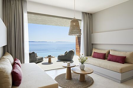 One Bedroom Family Suite Swim Up 38 qm Diese Suite verfügt über einen getrennten Wohn- und Schlafbereich. Das Wohnzimmer ist mit zwei Schlafsofas ausgestattet. Das Badezimmer verfügt über eine Regendusche. Die Terrasse, welche mit Sitzgelegenheiten und Sonnenliegen ausgestattet ist führt Sie zum Swim Up Pool. Einige dieser Suiten verfügen über einen privaten Pool.