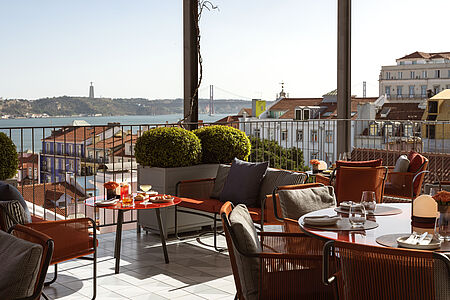 Hotel Bairro Alto Das Hotel Bairro Alto in Lissabon, ein Emblem urbaner Eleganz, thront im lebhaften Herzen der Stadt. Dieses Boutique-Hotel fängt den Geist Lissabons ein, kombiniert Tradition mit modernem Design. Die Dachterrasse bietet atemberaubende Ausblicke, während die Zimmer Ruhe und Luxus inmitten des städtischen Treibens versprechen. Ein wahres Stadtparadies.
