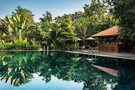 Eingebettet in die 150 Hektar des einzigartigen Smiling Gecko Campus, ist das Resort der perfekte Ort für alle, die der Hektik Phnom Penhs entfliehen wollen oder für ihre Kambodscha Reise neben den Tempelanlagen von Angkor Wat ein weiteres Highlight suchen. 