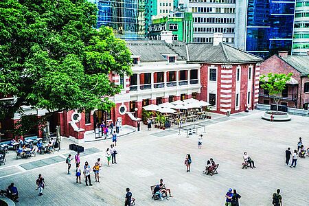 Secret Dinner im Tai Kwun Wo einst Gefängniszellen standen, erleben Sie heute ein exklusives Dinner-Erlebnis: Im restaurierten Tai-Kwun-Komplex wird unter freiem Himmel ein Menü serviert – inspiriert von Hongkongs kolonialem Erbe und moderner Fusionküche, umgeben von Lichtkunst, Designklassikern und Livemusik. ©Hong Kong Tourism Board
