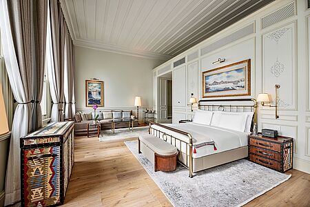 Bosphorus Suite (ca. 60-80 qm) Elegantes Dekor mit Blick auf den Bosporus und ein separates Wohnzimmer, in dem Sie sich zurückziehen oder Gäste empfangen können.
Die einladenden, warmen Farbtöne der geräumigen King-Suite mit einem Schlafzimmer werden durch massive Holzböden und Teppiche unterstrichen. Die hohe Decke ist mit Holzschindeln aus der damaligen Zeit verkleidet, die durch orientalische Elemente auf den Nachttischen ergänzt werden.