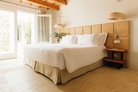 Garden Cottage (ca. 45 qm) In der Garden Cottage erleben Sie Privatsphäre in einer magischen Umgebung, umgeben von Natur.
Das freistehende Gebäude spiegelt in vielen Elementen die traditionelle Architektur der alten menorquinischen Bauernhöfe wider. Das Zimmer verfügt neben dem gemütlichen Schlafzimmer auch über ein separates Wohnzimmer mit einer einladenden Terrasse.