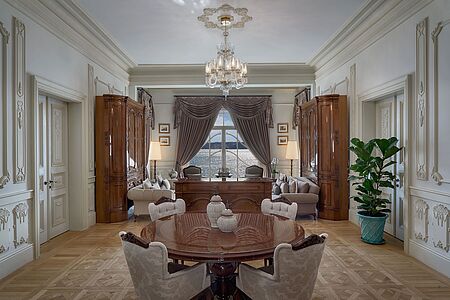 Kocatas Mansion Suite (ca. 126 qm) Von dieser ultimativen Lifestyle-Suite aus haben Sie einen traumhaften Blick auf den wunderschönen Bosporus. Diese geräumigste und großzügigste Suite mit einem Schlafzimmer und einem separaten Wohnzimmer vermittelt das historische Ambiente der Kocatas-Villa mit Blick auf den Bosporus, hohen Decken und authentischer osmanischer Inneneinrichtung mit faszinierenden Wandmalereien und einem funktionierenden Kamin. Dies ist der perfekte Ort, um das Leben in vollen Zügen zu genießen.