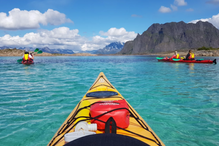 Kayak in the Norwegian Hawaii: Skrova Island Entdecken Sie die Lofoten vom Wasser aus: Beim Kajakfahren rund um Skrova, "Norwegens Hawaii", erwarten Sie majestätische Fjorde, Berge und weiße Sandstrände. Nach einer kurzen Einführung durch erfahrene Guides folgt die Route – angepasst an die Wetterbedingungen – der Küste. Ein Picknick auf einer Felseninsel und Einblicke in die Tierwelt machen das Abenteuer unvergesslich.