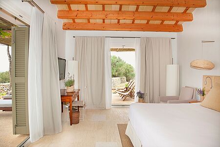 Sea View Room (ca. 35-40 qm) Diese Zimmer befinden sich auf der Vorderseite des Anwesens und bieten einen freien Blick auf die Weinberge sowie den blauen Horizont des Mittelmeeres. Sie wurden mit großer Sorgfalt geplant und dekoriert, um die Schönheit der umliegenden Landschaften hervorzuheben.