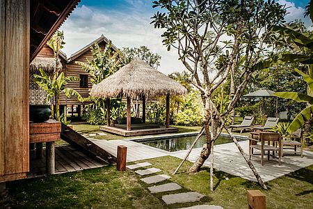 Das Zannier Phum Baitang, ein luxuriöses Boutique-Resort nahe Siem Reap, vereint traditionelle Khmer-Architektur mit moderner Eleganz. Umgeben von üppigen Gärten und Reisfeldern bietet es stilvolle Villen, ein erstklassiges Spa und authentische kulinarische Erlebnisse in einzigartiger Atmosphäre.
