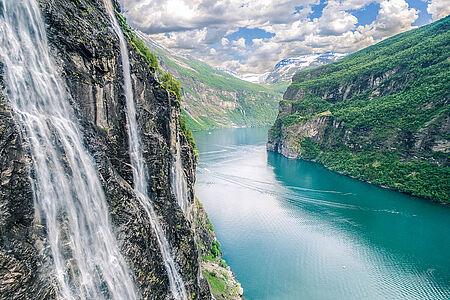 Nature Wonders with heliseeing experience Ein unvergessliches Erlebnis: Nach einem kurzen Transfer zum Flughafen startet Ihr privater Helikopterflug über die beeindruckendsten Naturwunder der Sunnmøre-Region. Schweben Sie über abgelegene Fjorde, malerische Täler und die majestätischen Sunnmøre-Alpen – ein exklusives Abenteuer mit atemberaubendem Panorama.