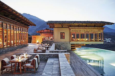 Six Senses Punakha Das Six Senses Punakha befindet sich im gleichnamigen Tal und besticht durch ländliches Flair auf 1.400 Metern. Der bezaubernde Spa-Bereich und der sehr ausladende Pool bieten den perfekten Ausgleich zu den vielen Aktivitäten, die hier auf Sie warten.