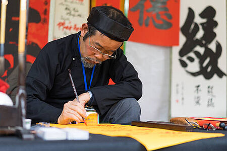 Meet a calligraphy master In der antiken Umgebung des Literaturtempels (Van Mieu auf Vietnamesisch) treffen Sie einen Kalligraphen, der sich mit dieser Kunst bestens auskennt. Er verwendet stets die sogenannten „vier Schätze des Gelehrten“: Tuschestift, Tuschestein, Papier und Pinsel. Sie erfahren etwas über die Geschichte der Kalligraphie und bewundern eine Demonstration seines Talents. Sie werden eingeladen, mit ihm zu interagieren und er wird sich freuen, alle Ihre Fragen zu beantworten.