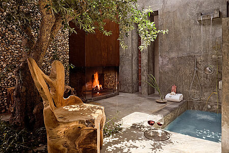 Areias do Seixo Zwischen weiten Dünen und Pinienbäumen einerseits, und dem tiefblauen Ozean andererseits heißt Sie das exklusive Eco-Resort Areias do Seixo in Portugal willkommen. Die 14 komfortablen Zimmer des Luxushotels wurden individuell und mit natürlichen Materialien eingerichtet ...