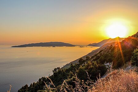 Private Gourmet-Tour auf der Halbinsel Pelješac Dieser Tag ist ein einziges Fest für Kehlen und Gaumen! In einem der besten Weinanbaugebiete Kroatiens werden Ihnen edle Tropfen und Snacks gereicht. Als Amuse-Gueule genießen Sie eine Panoramafahrt durch die Berge, als Beilagen Weinberg- und Weinkellerführungen sowie die dramatische Kulisse einer felsigen Küstenlandschaft.