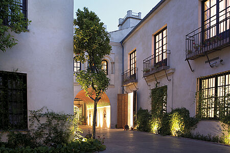 Hospes Palacio del Bailio Im Zentrum der historischen Altstadt von Granada liegt das exklusive Designhotel Palacio de los Patos der Hospes Gruppe. Der kleine historische Palast vereinigt verschiedene architektonische Stile und ist ein Spiegelbild der Geschichte Granadas.