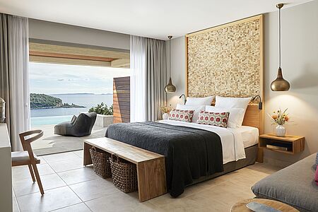 Deluxe Room Swim Up 36 qm Das Deluxe Zimmer ist großzügig gestaltet mit Doppelbett oder zwei Einzelbetten, einem Ankleideraum und einem Badezimmer mit Dusche oder Badewanne. Auf der Terrasse erwartet Sie ein Swim Up Pool mit Meerblick und Sonnenliegen, Stühlen und Tisch. Einige dieser Zimmer verfügen über einen privaten Pool.