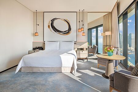 Deluxe Marina View Room (ca. 45 qm) Die 59 Deluxe-Zimmer mit Blick auf die Dubai Marina liegen in den Stockwerken 3-16 und bieten ein elegantes und luxuriöses Interieur, das auf Komfort ausgelegt ist.