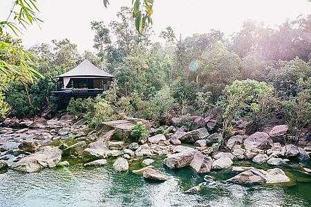 Shinta Mani Wild Tented Camp Das Shinta Mani Wild liegt inmitten eines unberührten Dschungels und bietet luxuriöse Zelt-Suiten. Mit exklusivem Zugang zum Naturreservat und außergewöhnlichem Service ermöglicht das Resort ein einzigartiges Erlebnis der Wildnis, kombiniert mit erstklassigem Komfort und einem innovativen Umweltschutzkonzept.