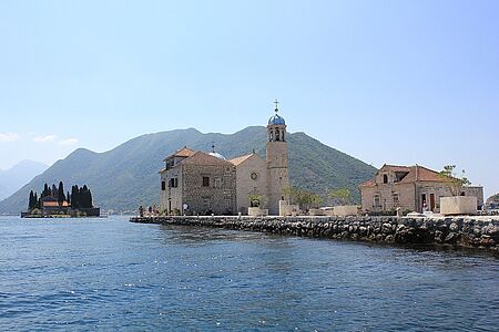 Auf den bezaubernden Boka-Inseln Während einer Bootsfahrt durchs kristallklare Wasser der Boka-Bucht offenbaren Ihnen die kleinen Inseln St. Mark's Island, Our Lady of the Mercy, Our Lady of the Rocks, St. George Island Schönheit, mittelalterliche Kultur und jede Menge Geheimnisse. Ein Fest für die Sinne ist das Mittagessen in einer authentischen „Konoba“ im Küstendorf Prcanj.