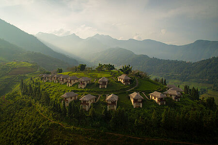 Topas Eco Lodge Die Topas Ecolodge ist als Rückzugsort inmitten unberührter Natur konzipiert und basiert auf den Werten eines nachhaltigen Hotelbetriebs, um minimale Auswirkungen auf die Umwelt zu gewährleisten und den Gästen gleichzeitig eine einzigartige Lage zu bieten, in die lokalen Gemeinschaften einzutauchen.