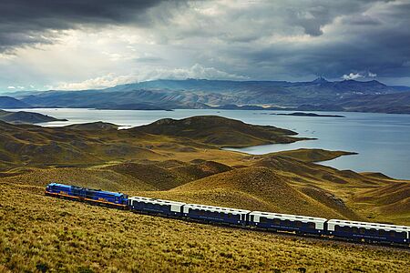 Belmond Andean Explorer Mit dem Luxuszug Belmond Andean Explorer entdecken Sie einige der atemberaubendsten Orte in Peru – ohne dass Sie auf jeglichen Komfort verzichten müssen. Der Luxuszug führt Sie von Cuzco, der antiken Hauptstadt des Inkareiches über die Hochebenen der Anden bis zum Titicacasees.