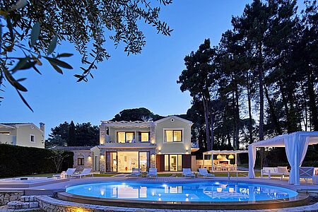 Deluxe Villa mit Privatpool am Strand 170 qm Diese luxuriösen, sehr geräumigen zweistöckigen Familienvillen liegen direkt am Strand. Sie verfügen über drei separate Schlafzimmer, einen eigenen Whirlpool im Freien und einen großen Garten mit Essbereich, sowie einen beheizten Privatpool.