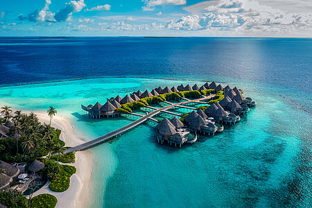 The Nautilus Maldives ist ein Rückzugsort voller Freiheit – ohne feste Zeiten, Dresscode oder Regeln. Frühstück am Nachmittag, Dinner auf der Veranda, Yoga am Strand oder ein spontaner Tauchgang: Alles folgt dem eigenen Rhythmus. In nur 26 Residenzen mit Privatpool und großzügigem Wohnbereich genießen Gäste absolute Privatsphäre.