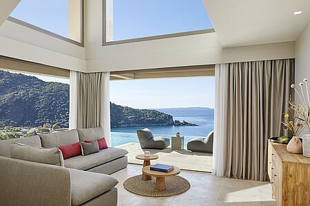 Maisonette Suite mit Private Pool 61 qm Die Maisonette Suite ist das Prunkstück des Hotels. Die Suite verteilt sich auf zwei Etagen. Das Schlafzimmer mit Doppelbett befindet sich auf der ersten Etage, das Wohnzimmer und das Badezimmer mit Badewanne und Regendusche liegen im Erdgeschoss. Die Terrasse mit privaten Pool bietet einen traumhaften Meerblick und bietet Sonnenliegen, Stühle und einen Tisch für geruhsame Stunden.