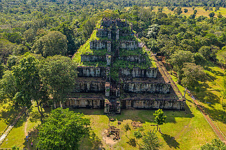 Im Dschungel von Koh Ker Abseits der bekannten Pfade liegt Koh Ker, die ehemalige Hauptstadt der Khmer. Von Urwald überwucherte Tempelpyramiden und rätselhafte Skulpturen erzählen hier Geschichten vergangener Größe. Die Atmosphäre ist fast meditativ – als würde man eine vergessene Welt entdecken, in der die Zeit stillzustehen scheint.
