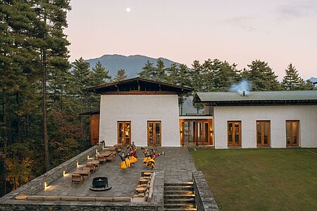 AMANKORA THIMPHU LODGE Die Amankora Thimphu Lodge bietet einen friedlichen Rückzugsort auf einem grünen Hügel in Thimphu, der Hauptstadt von Bhutan. Umgeben von ruhigen Wäldern und nur einen Katzensprung vom kulturellen Zentrum der Stadt entfernt, ist diese Lodge der ideale Ort, um sowohl die traditionalen Schätze als auch die natürliche Schönheit Bhutans zu erleben.
