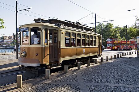 Private Tram Ride in Porto Entdecken Sie Porto in einer originalgetreuen Straßenbahn des frühen 20. Jahrhunderts. Erleben Sie eine nostalgische Reise entlang des Douro bis zum Atlantik. Mit hölzernen Sitzen und offenem Design spüren Sie die frische Brise in Ihrem Gesicht. Ein historisches Abenteuer erwartet Sie in der charmanten Stadt Porto.