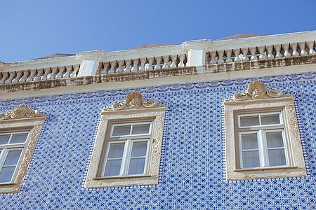 Private Tile Workshop Erleben Sie auf dieser Tour eine faszinierende Führung durch eine Fliesenmanufaktur in Lissabon, von der Töpferei bis zur Malerei. Entdecken Sie, wie traditionelle portugiesische Azulejos entstehen. Nach der Tour erwartet Sie ein kreativer Fliesenmalworkshop, ein tiefer Einblick in dieses kunstvolle Handwerk.