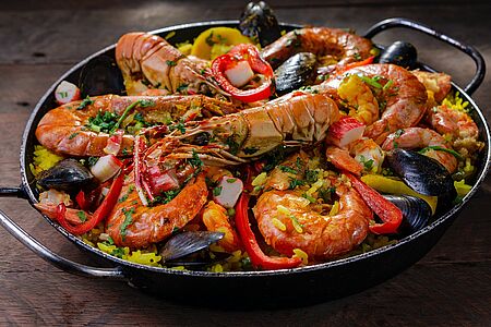 Market and Paella Cooking Class Besuchen Sie den Markt in Sevilla und wählen Zutaten für ein traditionelles spanisches Kocherlebnis. Genießen Sie Wein, probieren Sie Olivenöl und Käse. Zum Abschluss servieren wir Ihr selbstgekochtes Essen auf einer Terrasse mit Blick auf die Kathedrale. Ein kulinarisches Abenteuer in der historischen Stadt Sevilla.