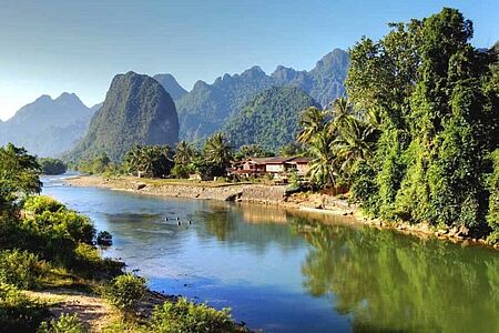 Auf dem Mekong unterwegs Eine Flusskreuzfahrt von Saigon nach Siem Reap entführt Sie auf eine unvergessliche Reise über den Mekong. Innerhalb 7 Tagen erleben Sie atemberaubende Landschaften, lebendige Märkte und authentische Kultur, während der Fluss Sie sanft von der pulsierenden Metropole zur majestätischen Tempelstadt in Kambodscha bringt.