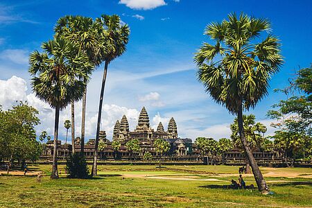 Mit dem Fahrrad durch Angkor Thom Morgens, wenn der Dschungel noch in Dunst gehüllt ist, beginnt eine geführte Radtour durch die Ruinen von Angkor Thom. Auf schmalen Wegen, vorbei an monumentalen Gesichtern und verwunschenen Tempelportalen, erlebt man die Magie der Khmer-Stadt ganz nah – fast so, als wäre sie eben erst verlassen worden.