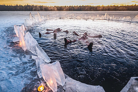 Ice Floating Treten Sie in den See und lassen Sie das ruhige Wasser Sie tragen. Atmen Sie die frische Luft ein und entspannen Sie sich. Im hochwertigen Überlebensanzug bleibt Ihnen warm, selbst im 0-Grad-Wasser. Auf einem gefrorenen See, umgeben von schneebedeckten Bäumen, 150 km nördlich des Polarkreises zu treiben, ist ein unvergessliches Erlebnis.