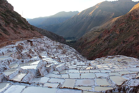 MARAS DIE SALZSTRASSE DER INKAS Die dominierende Farbe an diesem Ort ist das strahlende Weiß, das wie Schnee an einem sonnigen Tag in den Augen brennt, ein beeindruckender Anblick für jeden Besucher. Salz wurde hier seit der Zeit der Inka gewonnen, seit jeher auf die gleiche Art und Weise.