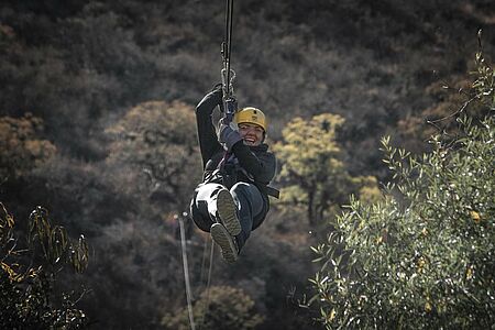 Gleiten Sie von Baumwipfel zu Baumwipfel Auf der Canopy Tour gleiten Sie in ca. 30 Meter Höhe über den Boden von Baumwipfel zu Baumwipfel. Die Vogelperspektive ermöglicht Ihnen eine ganz andere und aufregende Perspektive in den Wald hinein.