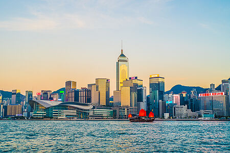 Im Helikopter über die Skyline Ein Erlebnis wie aus einem futuristischen Film: Ein exklusiver Rundflug offenbart Hongkongs ikonische Skyline mit IFC, Bank of China und dem leuchtenden ICC – sowie verborgene Dschungelpfade, Strände und Tempel der New Territories. ©Hong Kong Tourism Board