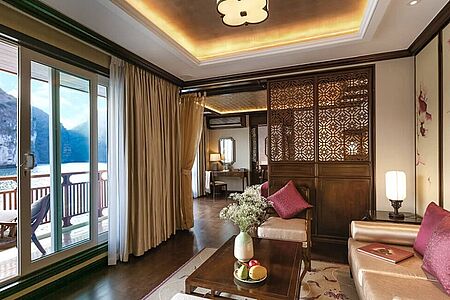 Heritage Line Ylang Cruise Die Heritage Line Ylang Cruise bietet eine luxuriöse Reise durch die atemberaubende Halong-Bucht. An Bord erwarten Sie elegante Suiten, exquisite Küche und ein erstklassiger Service. Genießen Sie atemberaubende Ausblicke auf die Kalksteininseln, während Sie in stilvollem Ambiente entspannen und sich verwöhnen lassen.