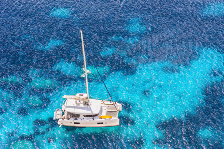 Catamaran Tour Mauritius ist ein Paradies für Wassersportler, und ein Tag auf einem privaten Katamaran verspricht unvergessliche Erlebnisse. Delfine in freier Wildbahn, Schnorcheln und Traumstrände machen den Ausflug perfekt. Ein BBQ-Lunch oder Sundowner mit Häppchen und Drinks rundet das Erlebnis ab.