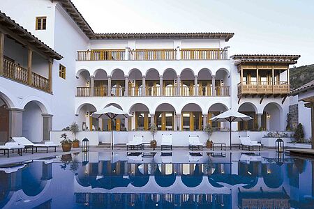 Belmond Palacio Nazarenas Das einzigartige Belmond Palacio Nazarenas befindet sich inmitten von Cuzco, der etwa 3.400 Meter hoch liegenden ehemaligen Inca Hauptstadt. Umgeben vom peruanischen Andenhochland finden sich hier in direkter Nähe des Luxushotels das Stadtzentrum und die schönsten Sehenswürdigkeiten.