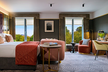 The Fitzwilliam Hotel Dublin, County Dublin Im Herzen Dublins vereint das Fitzwilliam Hotel elegante Ruhe am St Stephen’s Green mit lebendigem Stadtflair der Grafton Street. Stilvolles Design, traditionelle Gastfreundschaft und eine perfekte Lage schaffen eine luxuriöse Basis für Kultur, Shopping und kulinarische Erlebnisse.