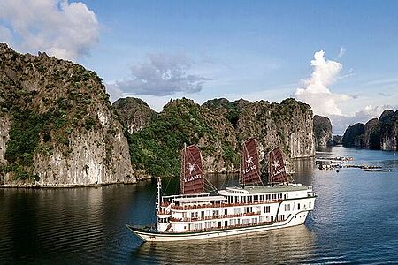 Ylang Cruise Die Ylang Cruise von Heritage Line ist ein Juwel in Vietnam. Auf diesem luxuriösen Schiff erleben Sie unvergessliche Momente in der atemberaubenden Halong-Bucht. Die eleganten Kabinen und Suiten bieten spektakuläre Ausblicke auf die karstigen Inseln. Genießen Sie exzellente Küche und erleben Sie Kajakfahren und Höhlenforschung in einer der schönsten Naturkulissen Vietnams.