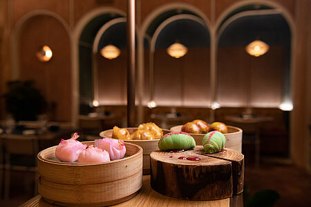 Dim Sum & Design in Central In einem renommierten, nur Einheimischen bekannten Dim-Sum-Atelier zeigt ein Meister die Kunst des Dumpling-Faltens – köstlich und skulptural zugleich. Danach führt ein Insider durch Designgalerien in Centrals Hochhäusern. Höhepunkt: eine exklusive Tour durch ein privates Loft mit zeitgenössischer chinesischer Kunst. ©Hong Kong Tourism Board