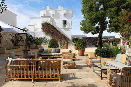 Ein barock-chicer Rückzugsort aus dem 16. Jahrhundert, umgeben von Olivenhainen, mit elegant-rustikalen Zimmern, einem idyllischen Poolbereich, Spa, Golfplatz, Privat-Beach-Club und einer Dachterrassen-Bar mit spektakulärem Adriaküsten-Panorama.