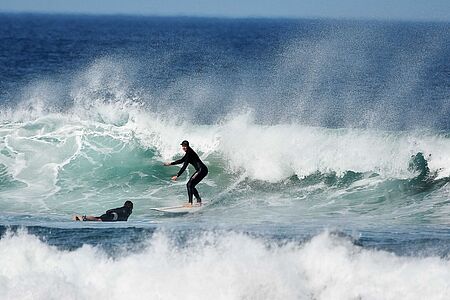 Surf Lessons in Santa Cruz Beach Santa Cruz ist ein Surfparadies mit malerischen Stränden und idealen Bedingungen für alle Surfniveaus. Die Region bietet von anfängerfreundlichen Wellen bis zu anspruchsvollen Brechern eine Vielzahl an Surfspots, besonders von Spätherbst bis Frühling.