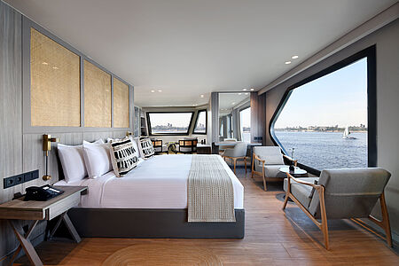 M/S Historia – Nilkreuzfahrt Die Historia vereint klassische Ästhetik mit modernem Komfort – ein elegantes Boutiqueschiff, das stilvoll zwischen Assuan und Luxor verkehrt. Hochwertige Kabinen, feine Küche und ein Sonnendeck mit Pool schaffen ein exklusives Reiseerlebnis entlang der historischen Ufer des Nils.